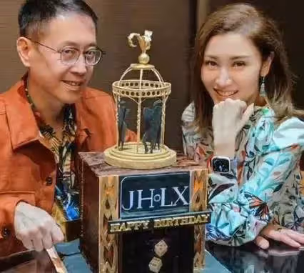51歲李嘉欣與狗狗合照,瘦成紙片人盤腿似「麻花」,年過半百「笑容似少女」像吃了防腐劑