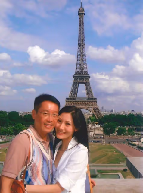 51歲李嘉欣與狗狗合照,瘦成紙片人盤腿似「麻花」,年過半百「笑容似少女」像吃了防腐劑