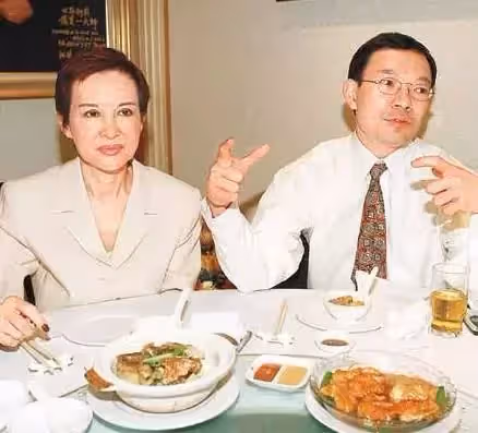 78歲白韻琴近照曝光,與小15歲丈夫牽手逛街,被酸「像母子」,恩愛相戀33年無懼質疑:年齡不是問題