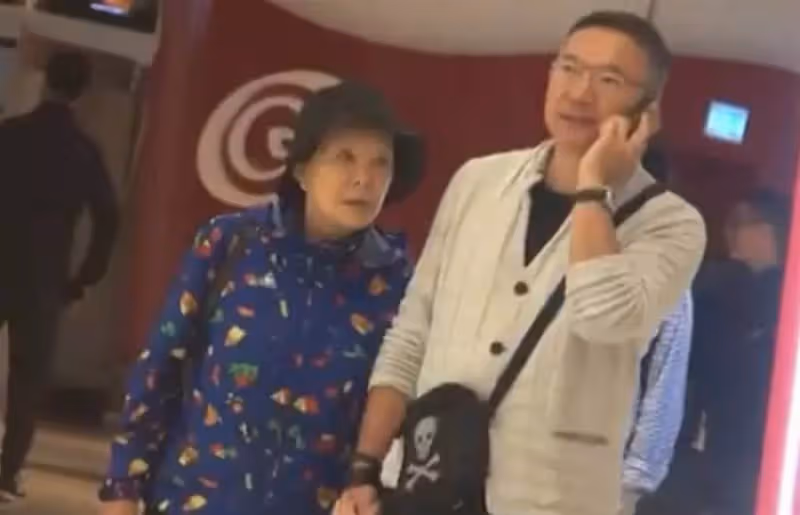 78歲白韻琴近照曝光,與小15歲丈夫牽手逛街,被酸「像母子」,恩愛相戀33年無懼質疑:年齡不是問題