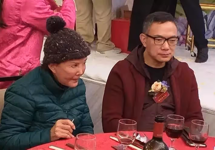 78歲白韻琴近照曝光,與小15歲丈夫牽手逛街,被酸「像母子」,恩愛相戀33年無懼質疑:年齡不是問題