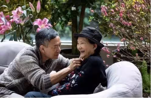 78歲白韻琴近照曝光,與小15歲丈夫牽手逛街,被酸「像母子」,恩愛相戀33年無懼質疑:年齡不是問題