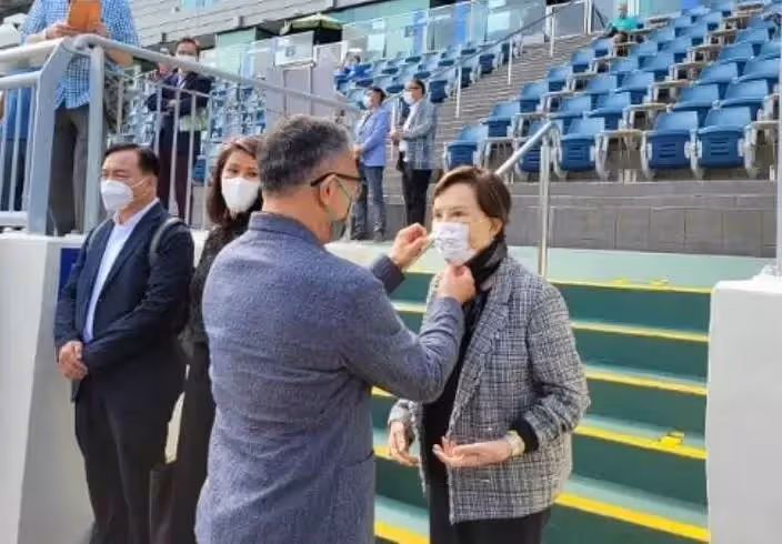 78歲白韻琴近照曝光,與小15歲丈夫牽手逛街,被酸「像母子」,恩愛相戀33年無懼質疑:年齡不是問題