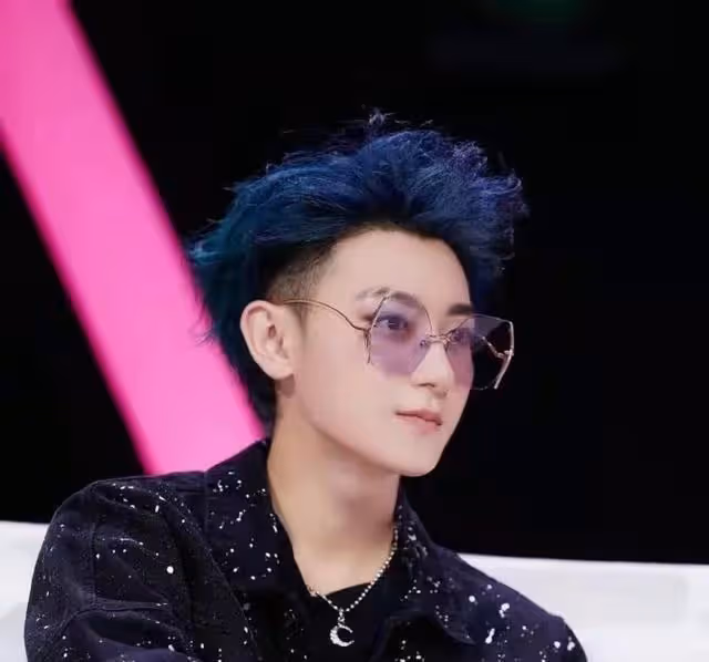EXO出道十周年,黃子韜朋友圈曬exo:誰不知道你是跑三?