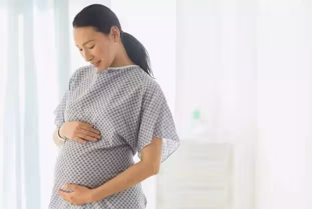 女兒被婆婆帶一天腳痛,脫下她鞋子後,回來就將婆婆趕出門