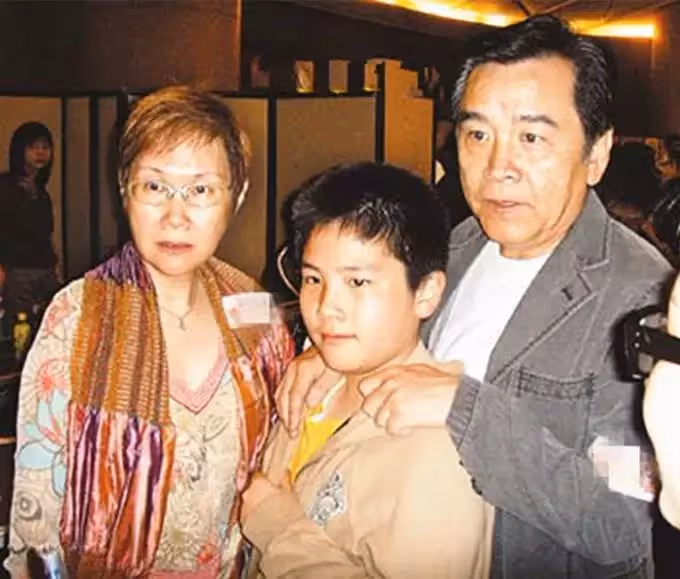 73歲姜大衛近況罕曝光,25歲兒子姜卓文「比老爸還帥氣」,自曝「買房送兒子」,媒評「操碎抱孫心」