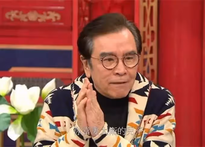 73歲姜大衛近況罕曝光,25歲兒子姜卓文「比老爸還帥氣」,自曝「買房送兒子」,媒評「操碎抱孫心」