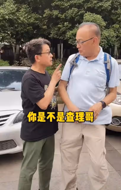 71歲曹查理頭髮稀疏花白,滿手皺紋像枯樹皮,精神依然旺盛 ,風光一時卻無子女,網友:曾經輝煌,如今老了也讓人敬佩