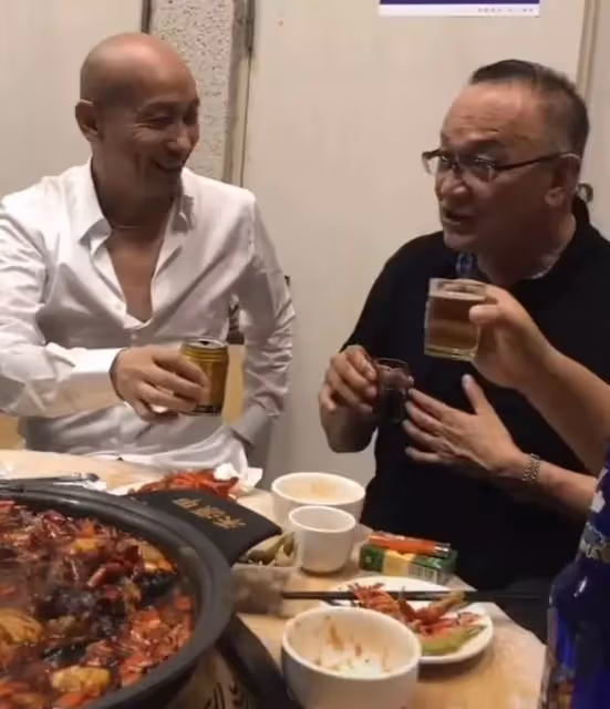71歲曹查理頭髮稀疏花白,滿手皺紋像枯樹皮,精神依然旺盛 ,風光一時卻無子女,網友:曾經輝煌,如今老了也讓人敬佩