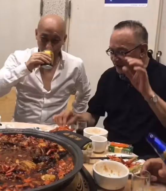 71歲曹查理頭髮稀疏花白,滿手皺紋像枯樹皮,精神依然旺盛 ,風光一時卻無子女,網友:曾經輝煌,如今老了也讓人敬佩