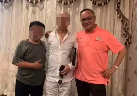 71歲曹查理頭髮稀疏花白,滿手皺紋像枯樹皮,精神依然旺盛 ,風光一時卻無子女,網友:曾經輝煌,如今老了也讓人敬佩
