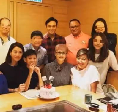 71歲曹查理頭髮稀疏花白,滿手皺紋像枯樹皮,精神依然旺盛 ,風光一時卻無子女,網友:曾經輝煌,如今老了也讓人敬佩