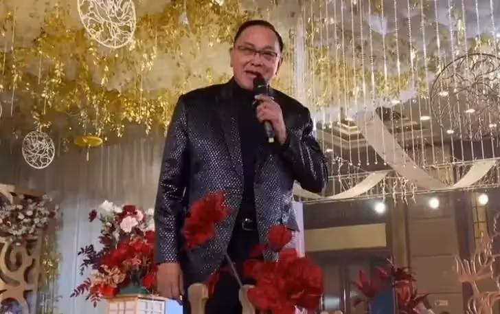 71歲曹查理頭髮稀疏花白,滿手皺紋像枯樹皮,精神依然旺盛 ,風光一時卻無子女,網友:曾經輝煌,如今老了也讓人敬佩