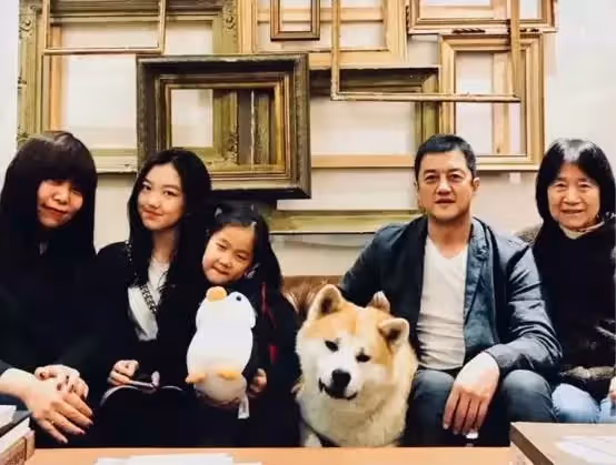 「王菲女兒李嫣」在國外穿紅裙拍照,站C位合影獲得重視,撕掉「兔唇女孩」標籤,大方自信「氣質越來越像媽媽」