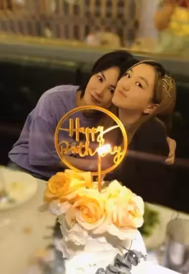 「王菲女兒李嫣」在國外穿紅裙拍照,站C位合影獲得重視,撕掉「兔唇女孩」標籤,大方自信「氣質越來越像媽媽」