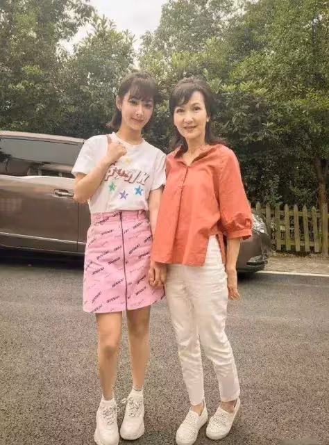 被害到失去孩子終生不孕,她「20年後才收到道歉」仍選擇堅強 63歲優雅老去「把養女當心肝寶貝」