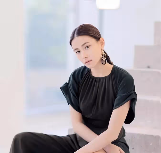 澳門賭王「最美千金」何超蓮美翻巴黎時裝周，氣質美貌不輸同場的楊穎，網：不愧是大家閨秀