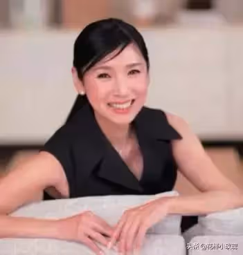 時間彷彿靜止！61歲資深女星「容貌43年定格」同框妙齡女似姐妹　 曝凍齡秘方「比妝容更重要」網讚：想不美都難