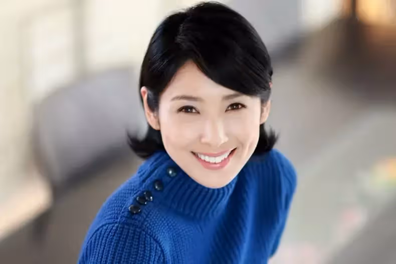 時間彷彿靜止！61歲資深女星「容貌43年定格」同框妙齡女似姐妹　 曝凍齡秘方「比妝容更重要」網讚：想不美都難
