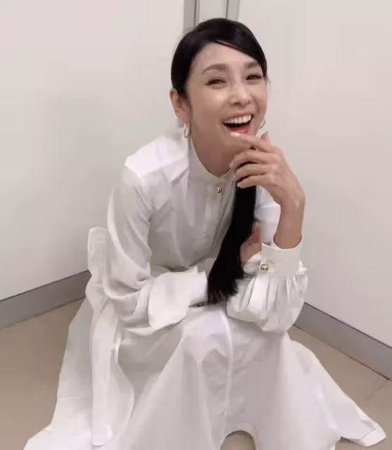 時間彷彿靜止！61歲資深女星「容貌43年定格」同框妙齡女似姐妹　 曝凍齡秘方「比妝容更重要」網讚：想不美都難