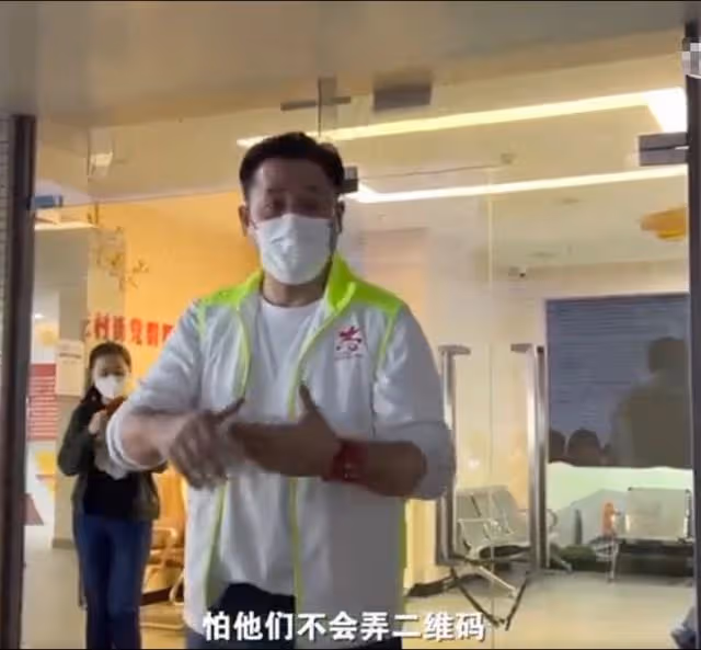 53歲港星凌晨在廣州做義工!晚上12點才下班,聽說缺人立即來幫忙
