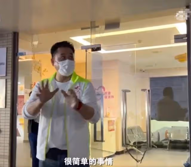 53歲港星凌晨在廣州做義工!晚上12點才下班,聽說缺人立即來幫忙