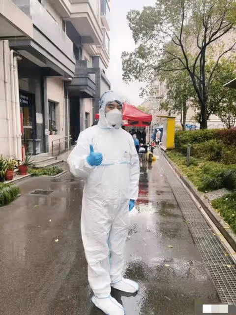53歲港星凌晨在廣州做義工!晚上12點才下班,聽說缺人立即來幫忙
