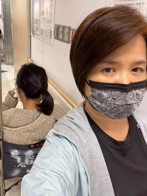 55歲女星照顧癱瘓老母6年,壓力太大逃離家門!18歲女兒曾患癌
