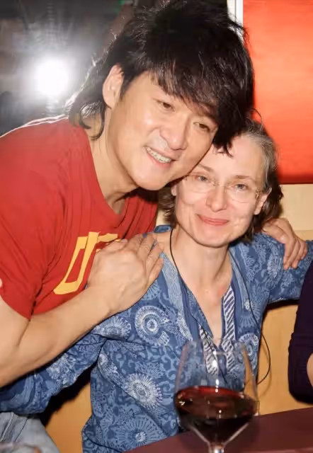 周華健罕見和美國妻子同框,61歲妻子頭髮花白,夫妻同框似母子