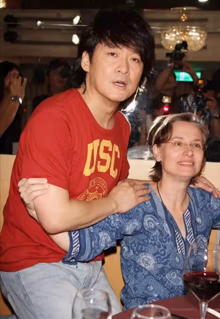 周華健罕見和美國妻子同框,61歲妻子頭髮花白,夫妻同框似母子