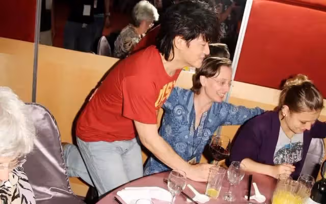 周華健罕見和美國妻子同框,61歲妻子頭髮花白,夫妻同框似母子