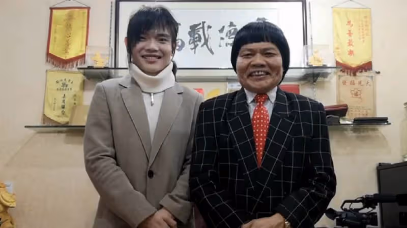 諧星葉競生被妻拋下， 獨自照顧年幼兒子，今長大成人帥氣惹贊：是一位合格的父親