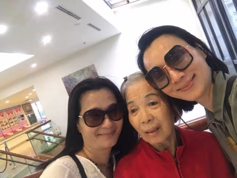 坣娜長照失智母,3年寸步不離怕她忘記我,嫁外籍尪卻堅持定居臺灣:媽媽需要我的守護