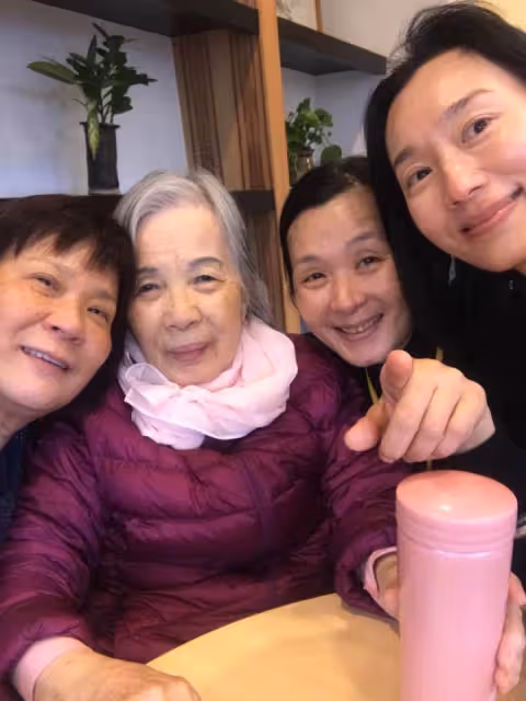 坣娜長照失智母,3年寸步不離怕她忘記我,嫁外籍尪卻堅持定居臺灣:媽媽需要我的守護