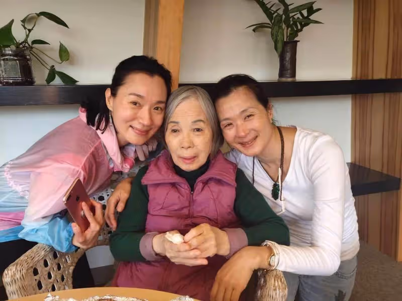 坣娜長照失智母,3年寸步不離怕她忘記我,嫁外籍尪卻堅持定居臺灣:媽媽需要我的守護