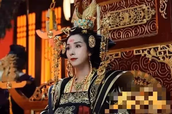 「最美亞姐」楊恭如大變臉,下巴戳尖五官走樣,昔日貴婦今似「蛇精」