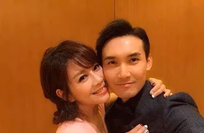 50歲陳松伶近照曝光,皮膚白皙但已現老態,網友:自然就是美