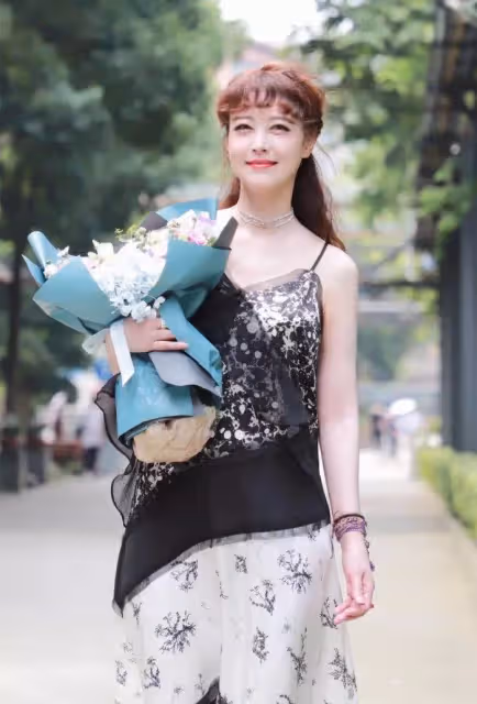 周海媚扮嫩好狠,穿吊帶裙硬P成18歲,看到沒修圖的皺紋,網友:好打臉