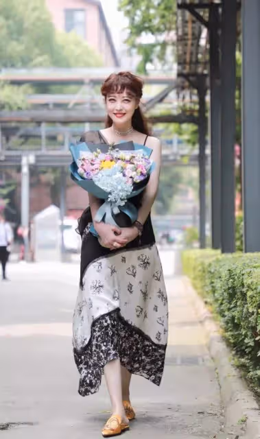 周海媚扮嫩好狠,穿吊帶裙硬P成18歲,看到沒修圖的皺紋,網友:好打臉