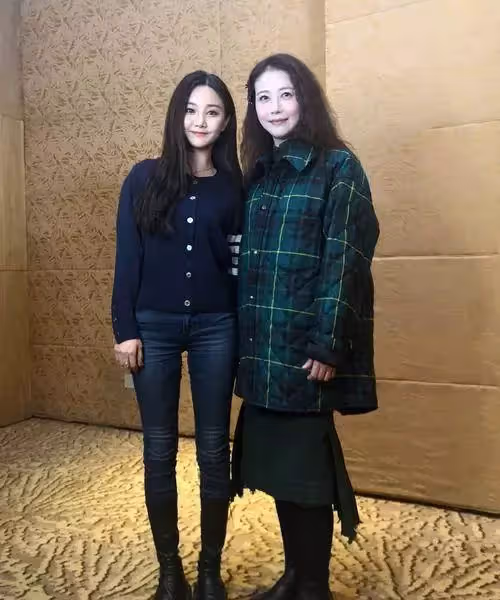 周海媚扮嫩好狠,穿吊帶裙硬P成18歲,看到沒修圖的皺紋,網友:好打臉