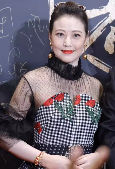 周海媚扮嫩好狠,穿吊帶裙硬P成18歲,看到沒修圖的皺紋,網友:好打臉