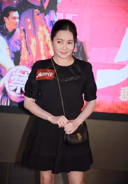 「性感女神」李麗珍真老了,久違現身換新髮型臉顯臃腫,55歲頸紋搶鏡手太粗糙,網友:依舊很美
