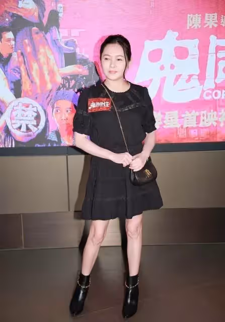 「性感女神」李麗珍真老了,久違現身換新髮型臉顯臃腫,55歲頸紋搶鏡手太粗糙,網友:依舊很美