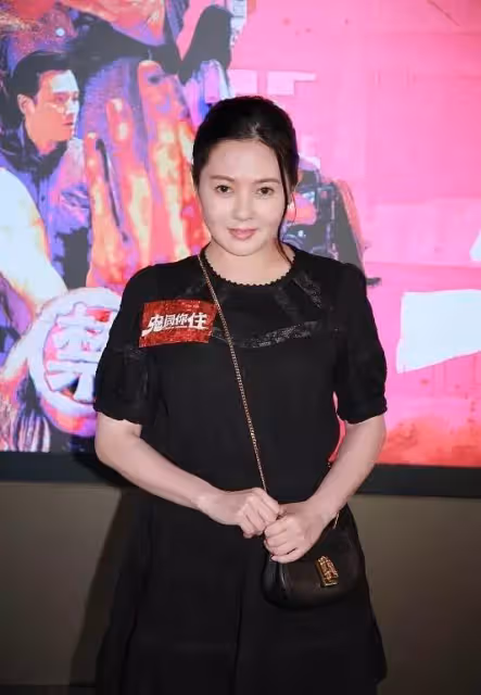 「性感女神」李麗珍真老了,久違現身換新髮型臉顯臃腫,55歲頸紋搶鏡手太粗糙,網友:依舊很美