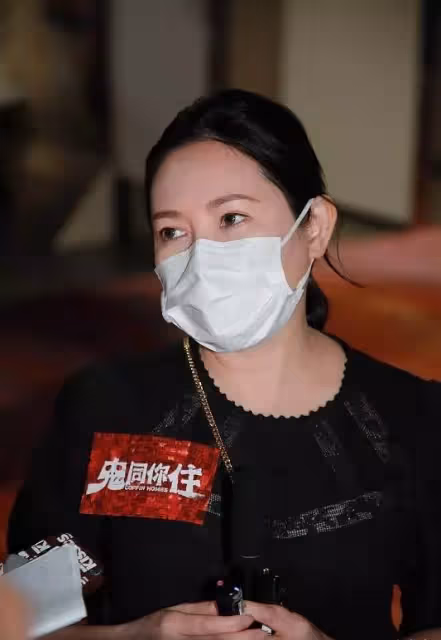 「性感女神」李麗珍真老了,久違現身換新髮型臉顯臃腫,55歲頸紋搶鏡手太粗糙,網友:依舊很美
