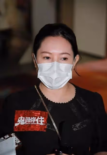 「性感女神」李麗珍真老了,久違現身換新髮型臉顯臃腫,55歲頸紋搶鏡手太粗糙,網友:依舊很美