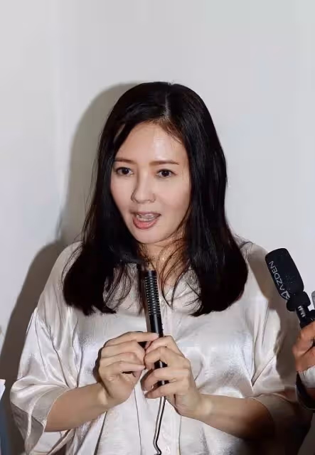 「性感女神」李麗珍真老了，久違現身換新髮型臉顯臃腫，55歲頸紋搶鏡手太粗糙，網友：依舊很美