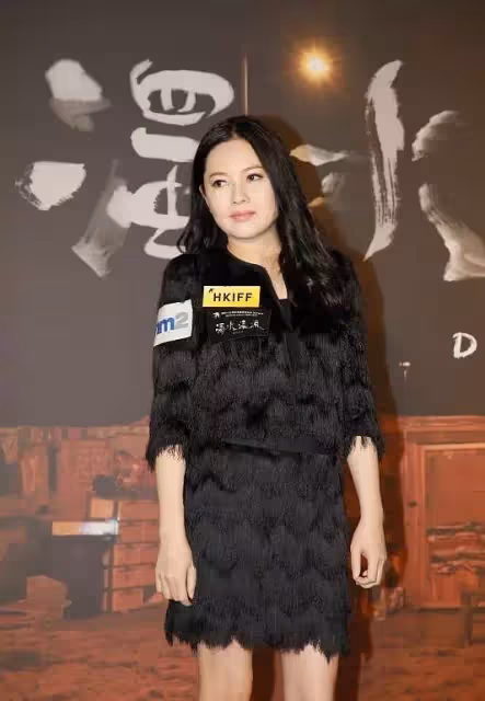 「性感女神」李麗珍真老了，久違現身換新髮型臉顯臃腫，55歲頸紋搶鏡手太粗糙，網友：依舊很美