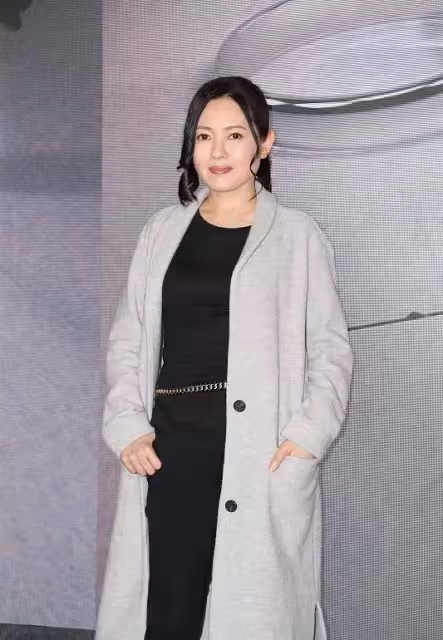 「性感女神」李麗珍真老了，久違現身換新髮型臉顯臃腫，55歲頸紋搶鏡手太粗糙，網友：依舊很美