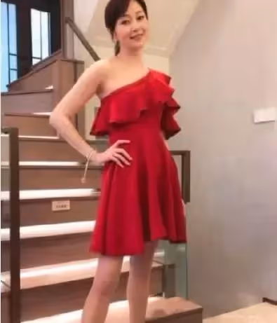 萬綺雯當年有多美?清純可人身材佳,甄子丹為她奮不顧身,網友:很有氣質